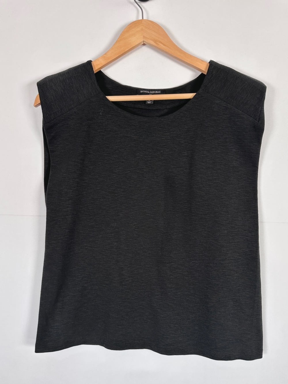 Banana Republic Cap Sleeve Structured Top Black Minimalist Shoulder Pad Size L